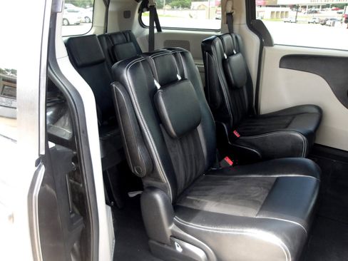 Used 2019 Dodge Grand Caravan SXT image 7