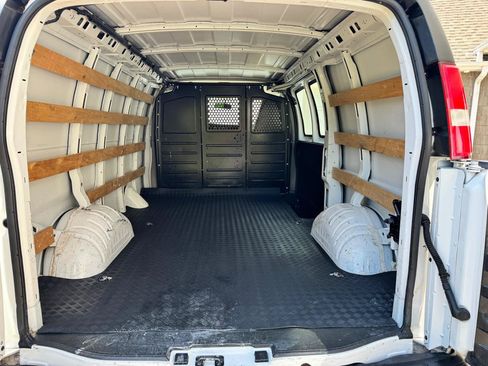 Used 2018 Chevrolet Express 2500 w/ Driver Convenience Package RWD image 21