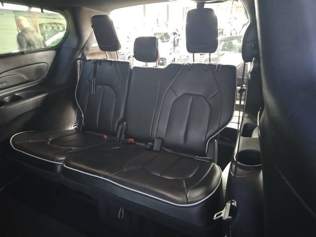 Used 2025 Chrysler Pacifica Limited FWD image 15