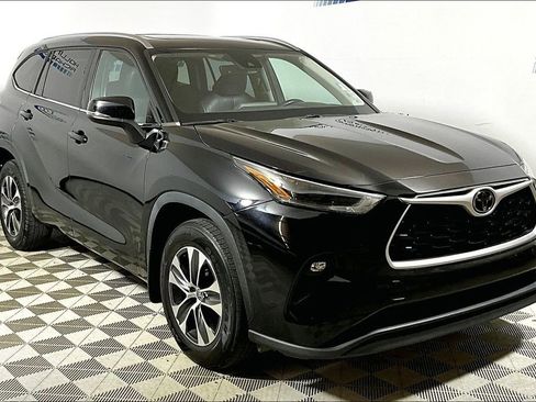 Used 2021 Toyota Highlander XLE image 3