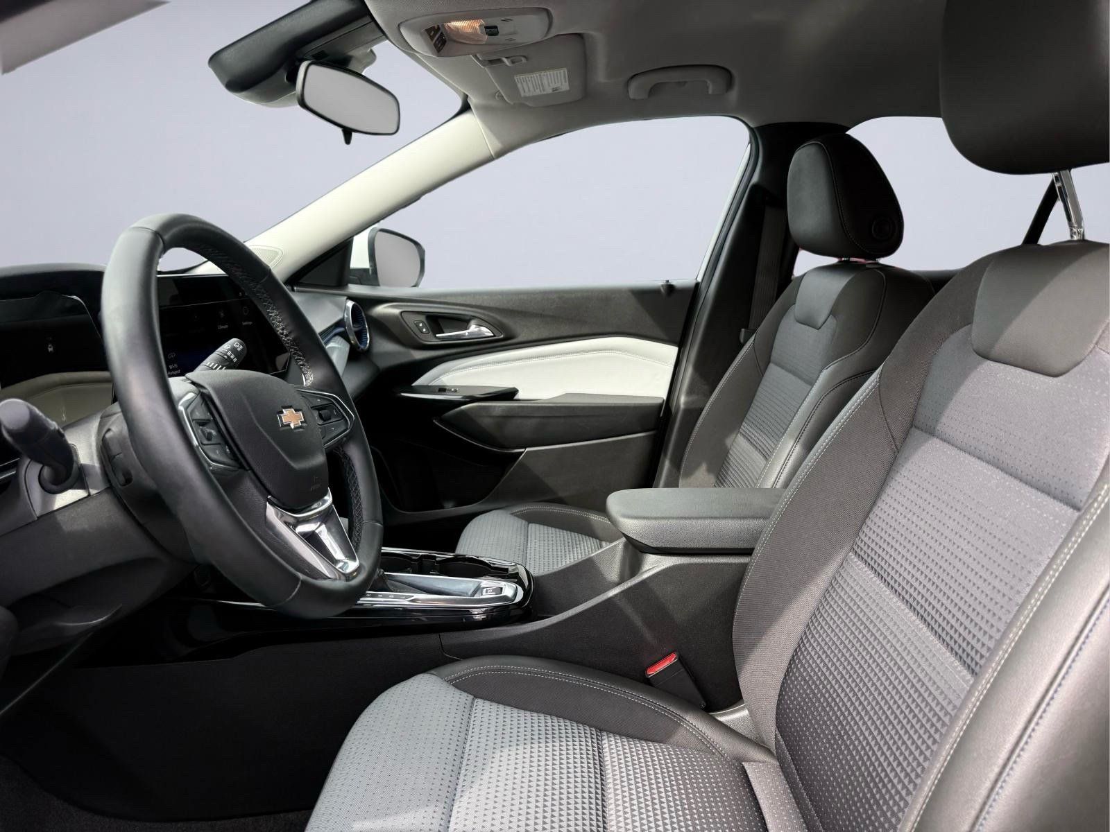 Used 2025 Chevrolet Trax LT w/ LT Convenience Package FWD image 14
