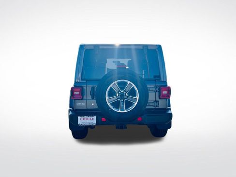 Used 2018 Jeep Wrangler Unlimited Sahara w/ Uconnect 4C Nav & Sound Group image 5