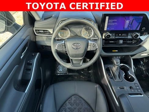 Certified 2024 Toyota Highlander XLE image 5