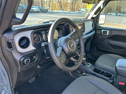 Used 2025 Jeep Wrangler Sport S image 29