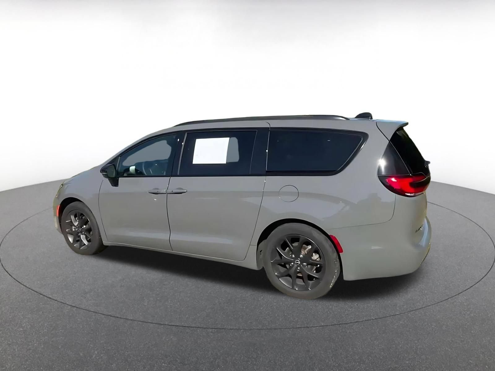 Used 2025 Chrysler Pacifica Limited FWD image 9
