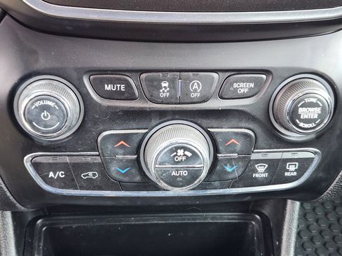 Used 2019 Jeep Cherokee Trailhawk w/ Cold Weather Group image 15