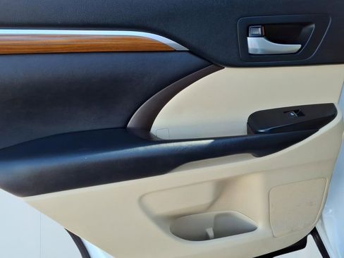 Used 2017 Toyota Highlander Limited FWD image 10