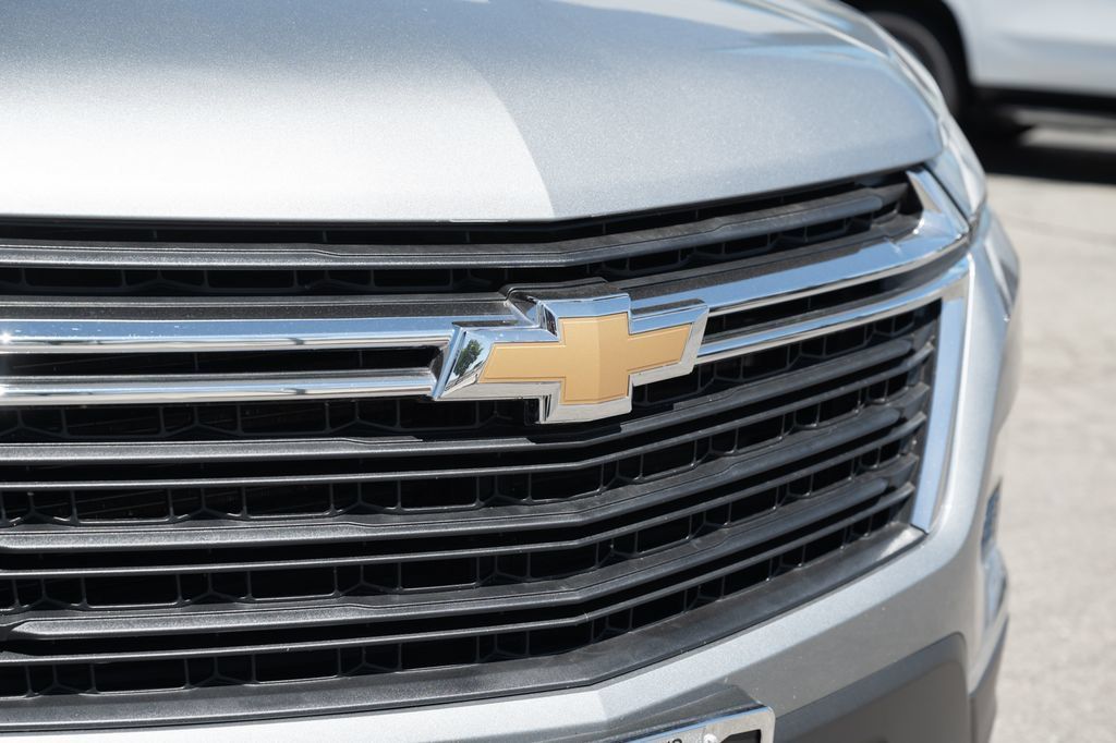 Used 2023 Chevrolet Traverse LS w/ Safety Package FWD image 11