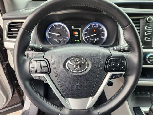 Used 2018 Toyota Highlander XLE image 9
