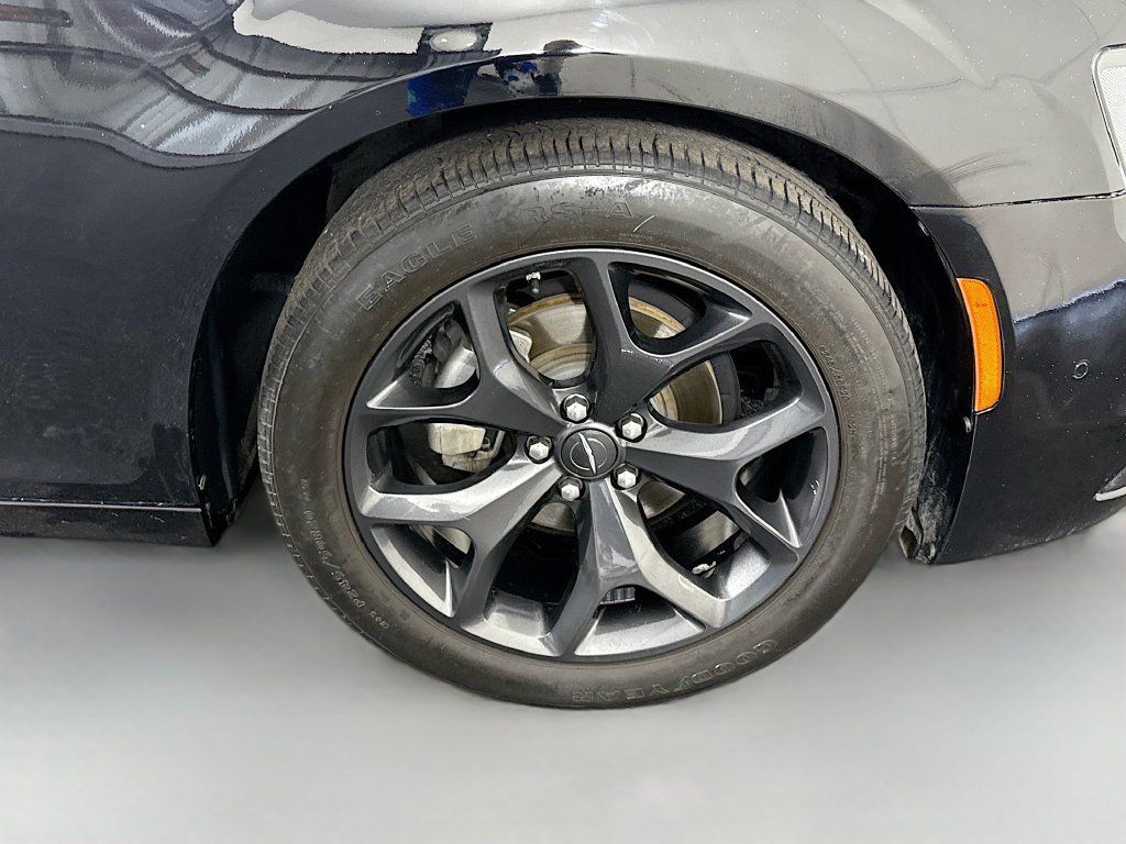 Used 2023 Chrysler 300 Touring w/ Safetytec Plus Group RWD image 31