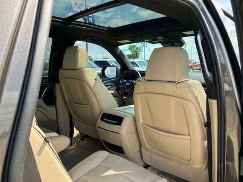 Used 2021 Cadillac Escalade Premium Luxury AWD/4WD image 15