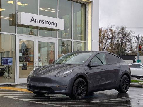 Used 2023 Tesla Model Y Long Range image 9