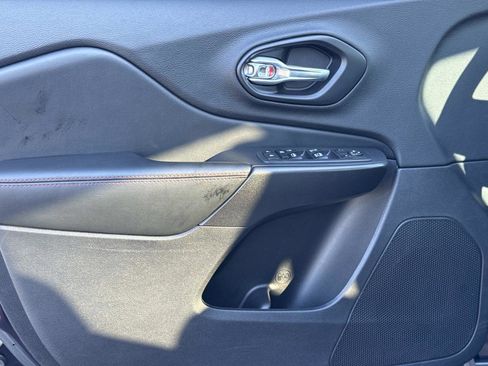 Used 2021 Jeep Cherokee Trailhawk w/ Technology Group image 17