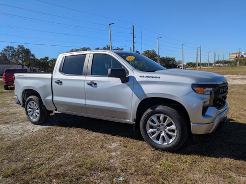 Used 2022 Chevrolet Silverado 1500 Custom image 2
