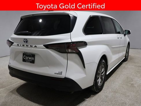 Certified 2024 Toyota Sienna LE image 2