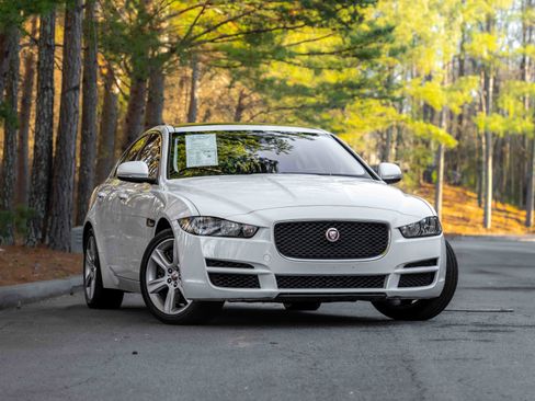 Used 2019 Jaguar XE Premium image 1