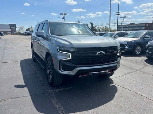 Used 2023 Chevrolet Suburban Z71 w/ Luxury Package AWD/4WD image 3