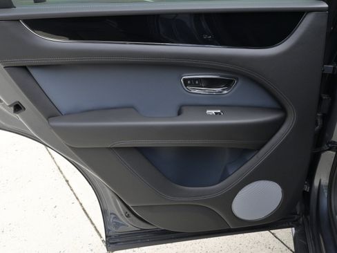 Used 2021 Bentley Bentayga V8 image 37