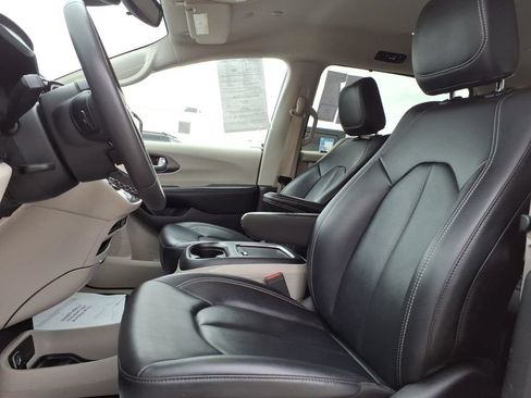 Used 2024 Chrysler Pacifica Touring-L FWD image 13