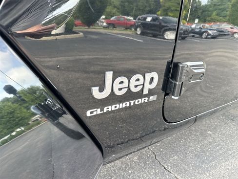 Used 2023 Jeep Gladiator Overland image 25
