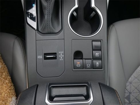 Used 2023 Toyota Highlander Bronze Edition image 11