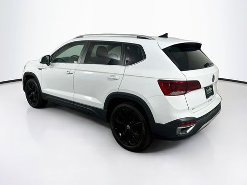 Used 2023 Volkswagen Taos SE w/ Panoramic Sunroof Package FWD image 5