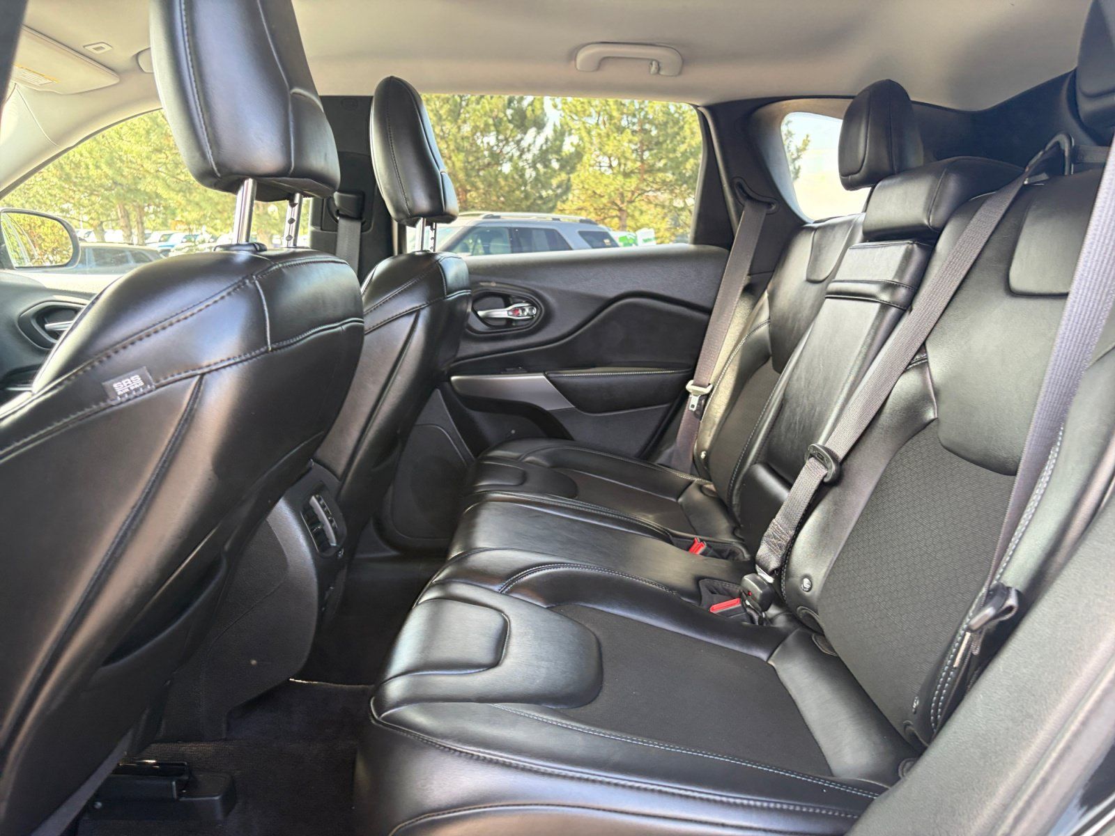 Used 2019 Jeep Cherokee Latitude Plus w/ Cold Weather Group AWD/4WD image 16