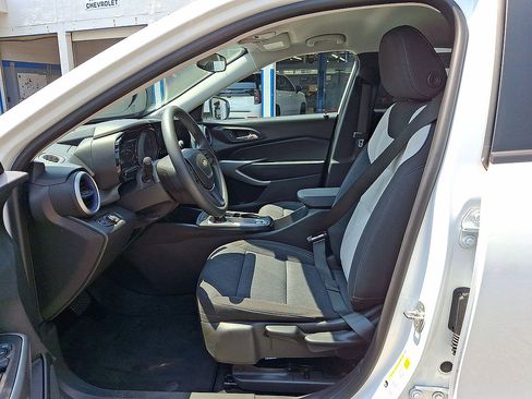 Certified 2024 Chevrolet Trax LS w/ LS Convenience Package FWD image 11