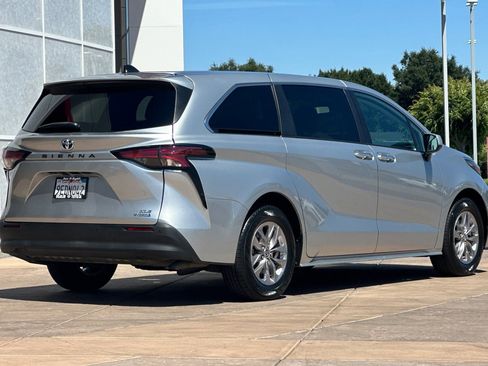 Used 2022 Toyota Sienna XLE FWD image 4