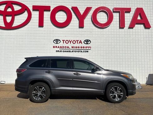 Used 2016 Toyota Highlander XLE image 4