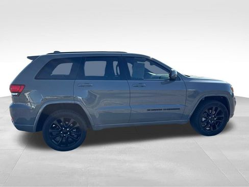 Used 2022 Jeep Grand Cherokee Laredo X AWD/4WD image 3