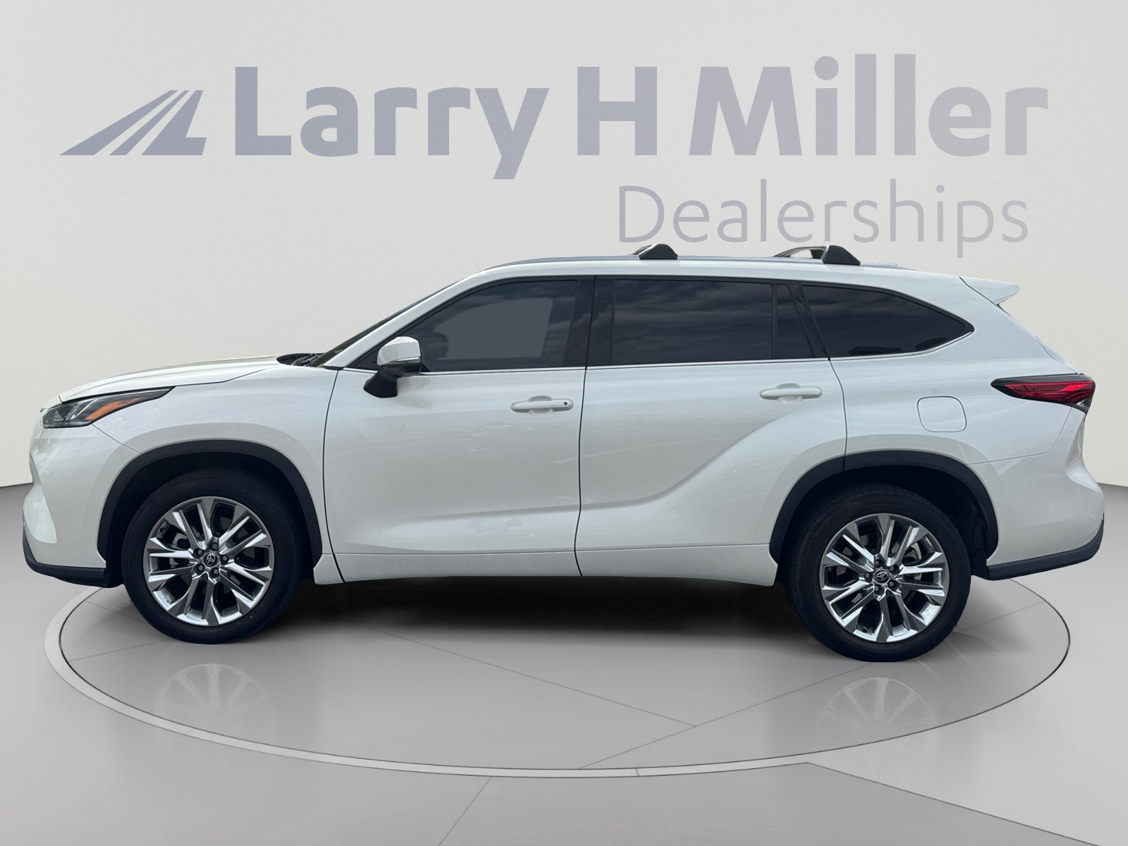 Used 2021 Toyota Highlander Limited FWD image 2
