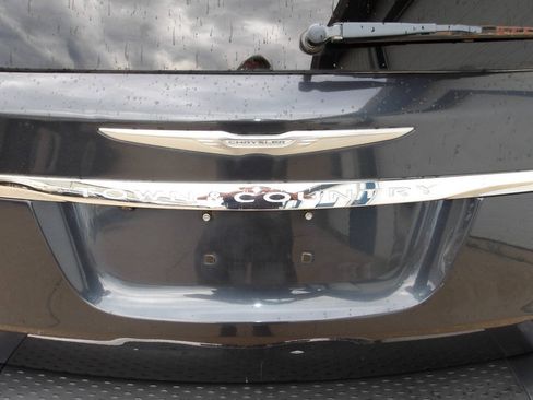 Used 2013 Chrysler Town & Country Touring FWD image 36