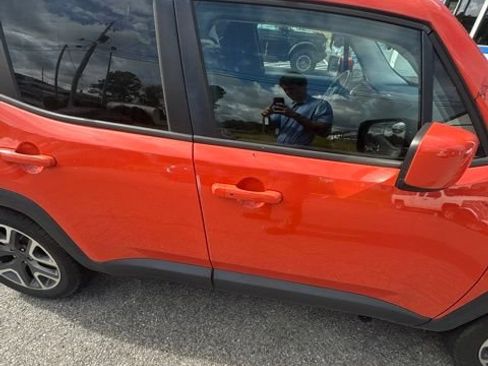 Used 2016 Jeep Renegade Latitude FWD image 19