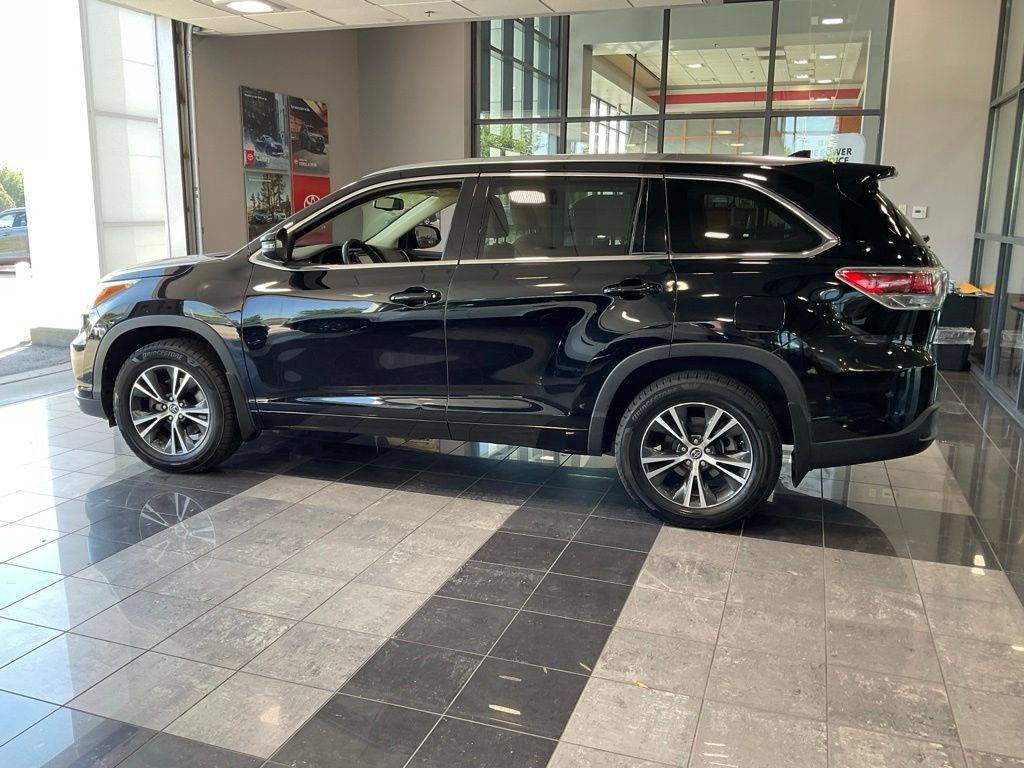 Used 2016 Toyota Highlander XLE AWD/4WD image 4