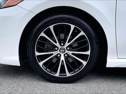 Used 2019 Toyota Camry SE FWD image 9