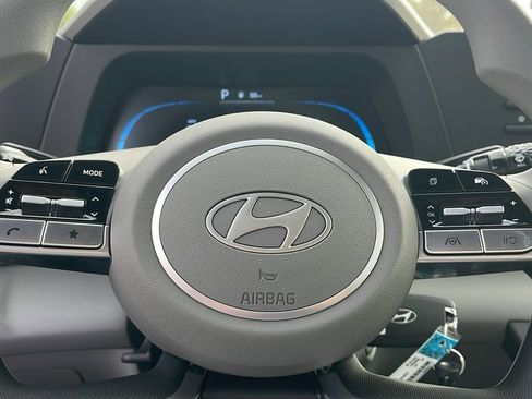 Used 2026 Hyundai Elantra SE FWD image 24