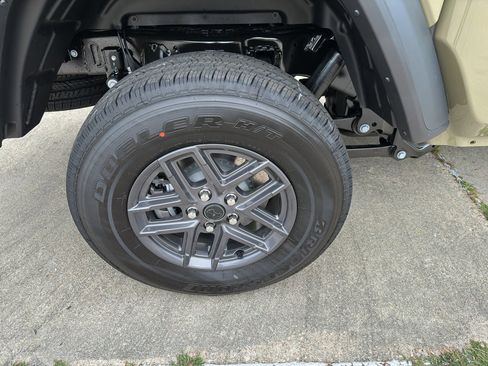 New 2025 Jeep Gladiator Sport image 9