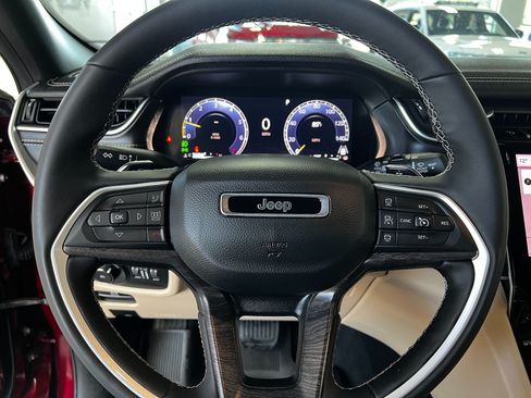 Used 2023 Jeep Grand Cherokee Limited AWD/4WD image 12