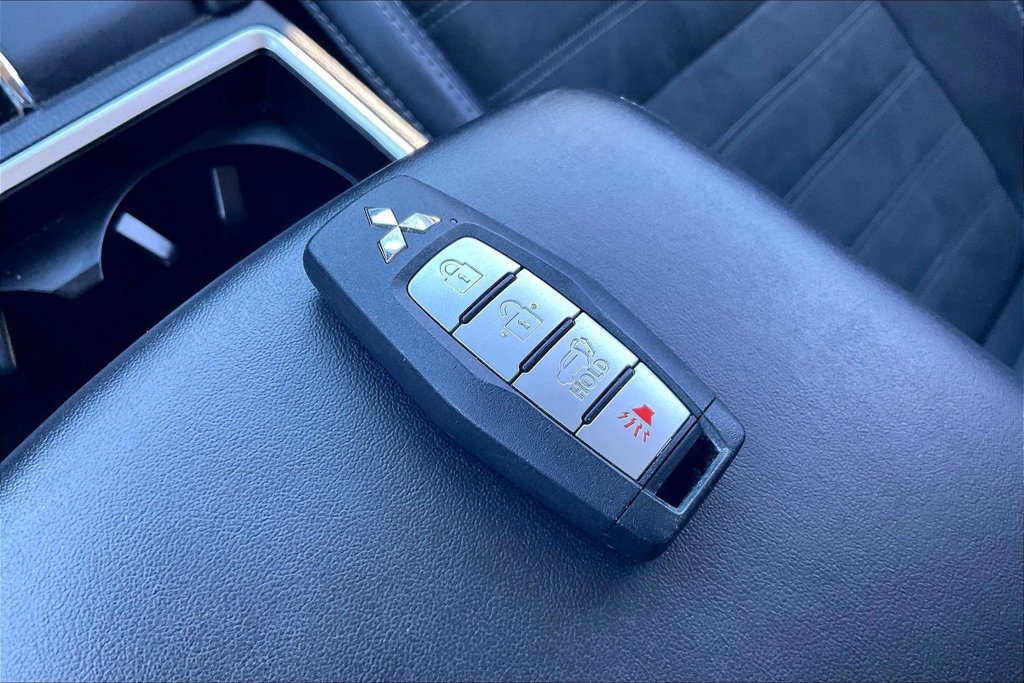 Used 2024 Mitsubishi Outlander AWD image 33