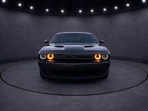 Used 2018 Dodge Challenger SXT image 4