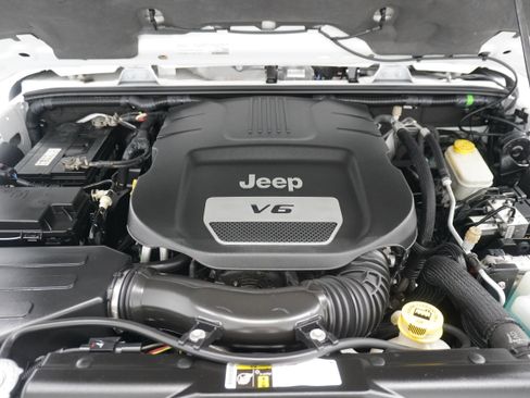 Used 2015 Jeep Wrangler Unlimited Sahara w/ Connectivity Group image 27