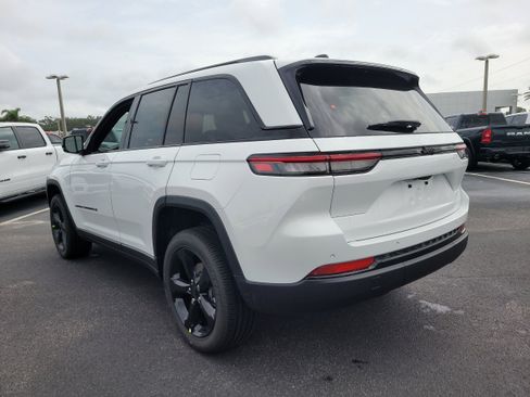 New 2025 Jeep Grand Cherokee Altitude image 8