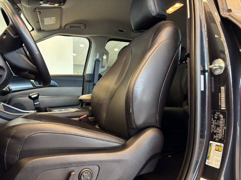 Used 2025 Kia Carnival FWD image 13