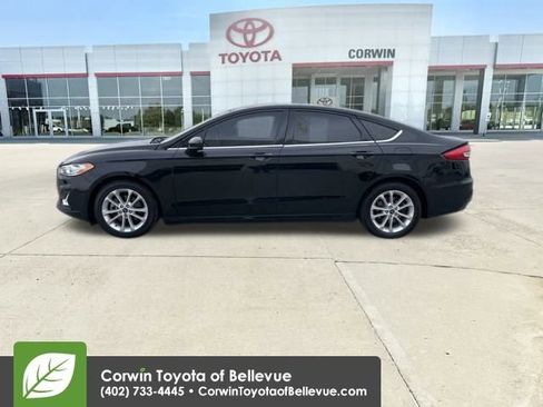 Used 2019 Ford Fusion SE image 2