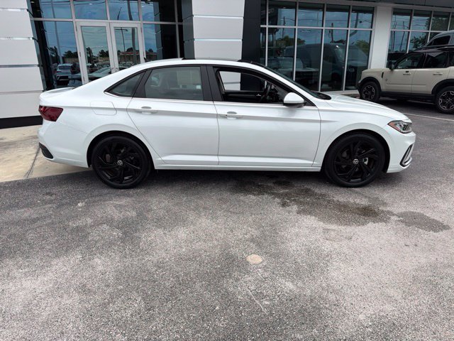 Used 2025 Volkswagen Jetta SE FWD image 9