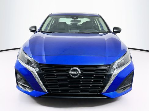 Used 2025 Nissan Altima 2.5 SV FWD image 2