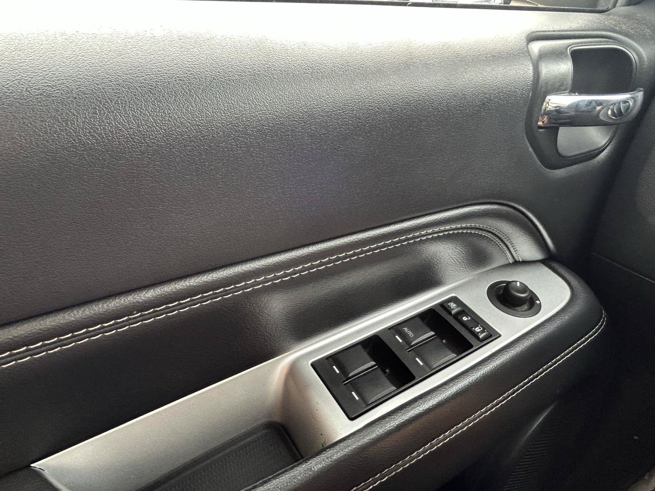 Used 2014 Jeep Compass Latitude FWD image 25