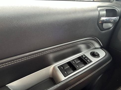 Used 2014 Jeep Compass Latitude FWD image 25