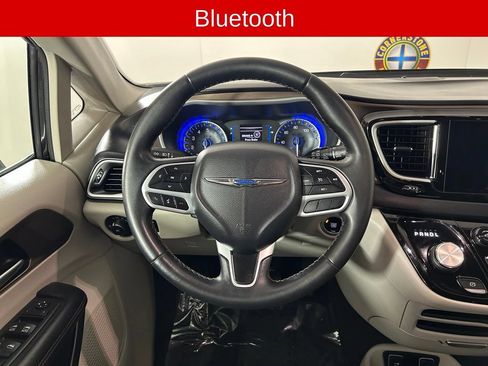 Used 2017 Chrysler Pacifica Touring-L FWD image 7